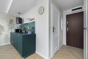 Kühlschrank, Mikrowelle, Herdplatte, Geschirrspüler