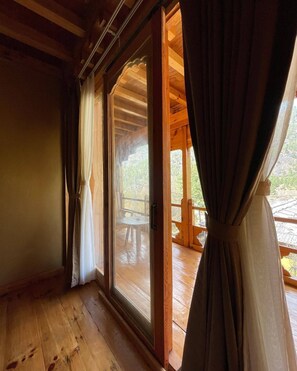 Executive suite, balkon, uitzicht op bergen | Interieur