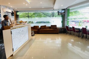 Reception - Hotel O near Mall Panakukkang formerly (Makassar)