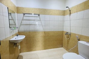 Deluxe Suite | Bathroom | Shower - Hotel O near Mall Panakukkang formerly (Makassar)