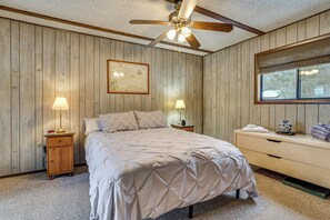 3 bedrooms, desk, iron/ironing board, Internet