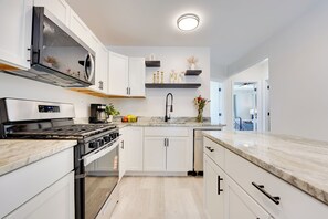 Frigorífico, microondas, placa de cocina y lavavajillas