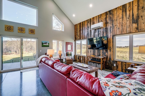 TV, books - Peaceful Farmhouse Retreat 6 Mi to Virginia Tech! (Blacksburg)