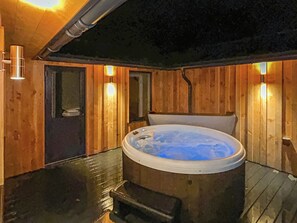 Indoor spa tub