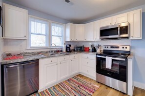 Réfrigérateur, micro-ondes, plaque de cuisson, lave-vaisselle