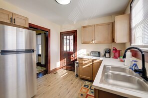 Fridge, microwave, stovetop, dishwasher - Walk to Main St & Campus! Dtwn Radford Home (Radford)