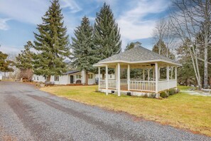 Exterior - Stunning Mountain Views! Secluded Retreat in Bend (Bend)
