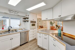 Fridge, stovetop, dishwasher, coffee/tea maker - Stunning Mountain Views! Secluded Retreat in Bend (Bend)