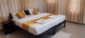 Desk, laptop workspace, free WiFi - Stay Lo Residency (Kochi)