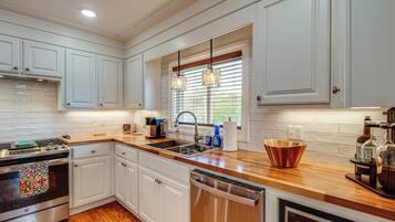 Réfrigérateur, micro-ondes, plaque de cuisson, lave-vaisselle