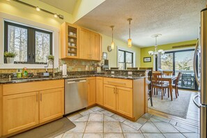 Een koelkast, een microgolfoven, een kookplaat, een vaatwasser