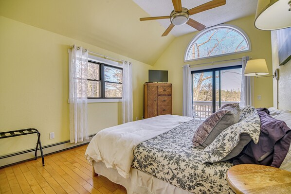 5 bedrooms, iron/ironing board, travel cot, Internet - Lakefront Escape w/ Dock, Water Toys & Grill (Greenwood)