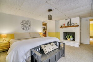 5 bedrooms, iron/ironing board, travel cot, Internet - Lakefront Escape w/ Dock, Water Toys & Grill (Greenwood)