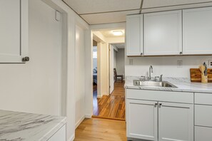 Interior - Work & Play in Alexandria! DMV Commuter Base (Alexandria)