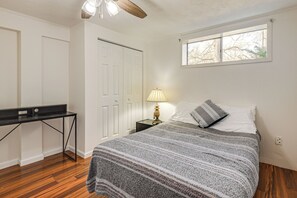 2 bedrooms, desk, iron/ironing board, internet - Work & Play in Alexandria! DMV Commuter Base (Alexandria)