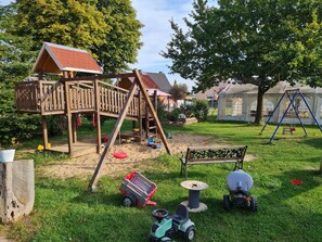 Children's area - Apartment "Lütt Smedhoff - Dresden" with Shared Pool, Garden and Wi-Fi (Gülzow)