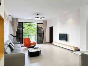 Suíte família, vista para a colina | Área de estar