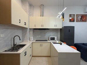 豪華套房 | 高級寢具、客房內保險箱、筆電工作空間、遮光布/窗簾