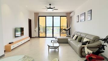 Familiesuite, utsikt mot høyde | Skrivebord for bærbar PC og wi-fi (inkludert)