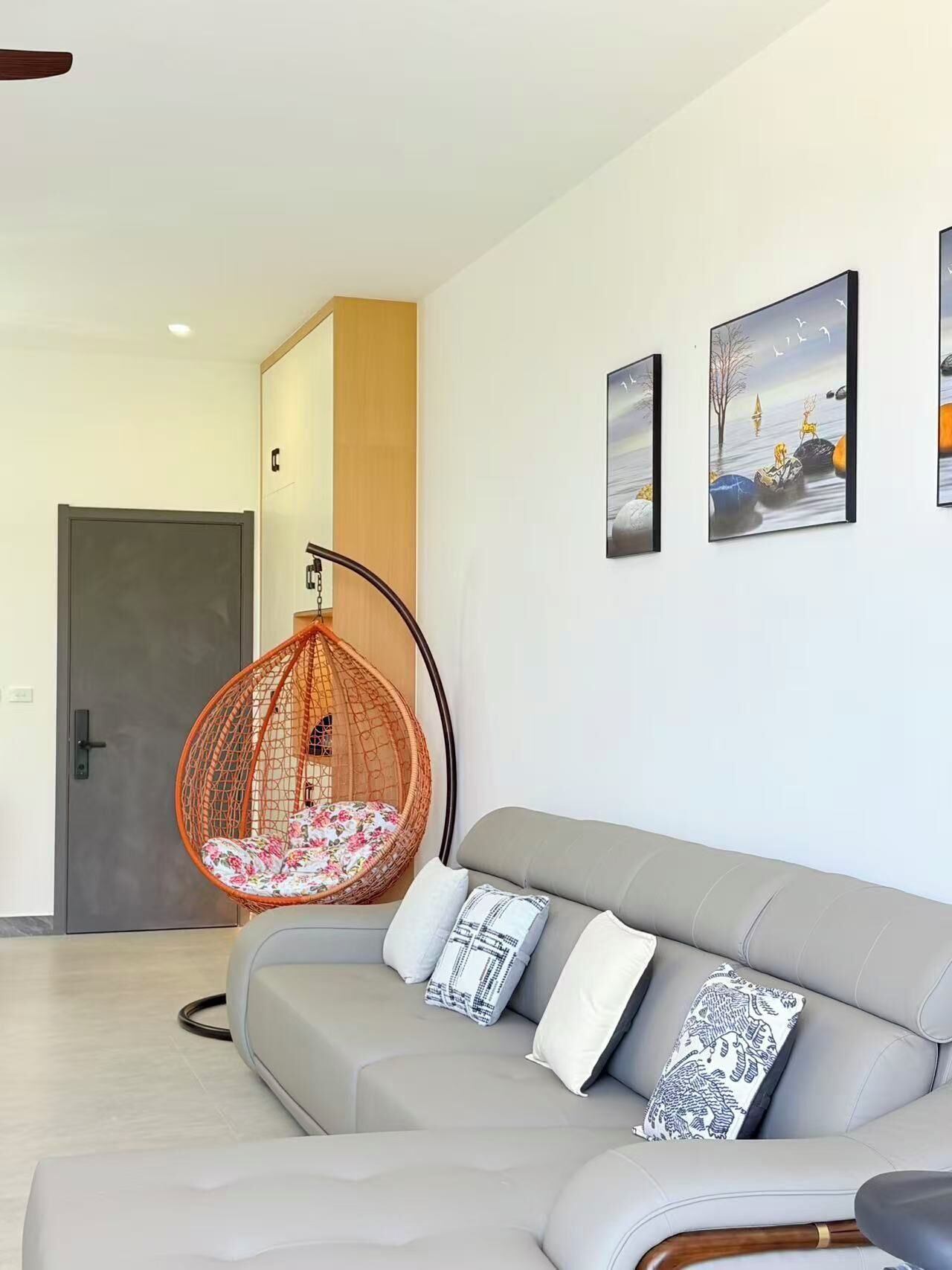 Familiesuite, utsikt mot høyde | Oppholdsområde