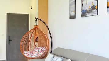 Familiesuite, utsikt mot høyde | Oppholdsområde