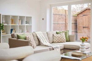 TV - The Deptford Garden House (London)