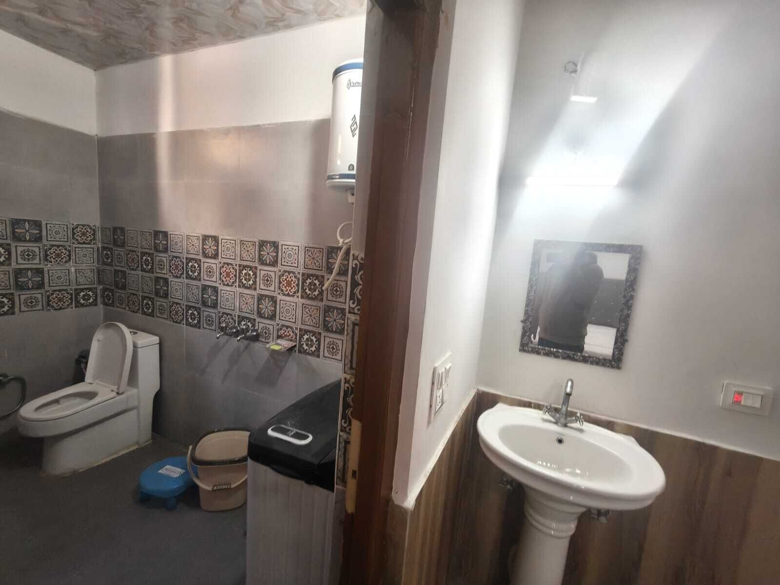 Bathtub, towels, soap, shampoo