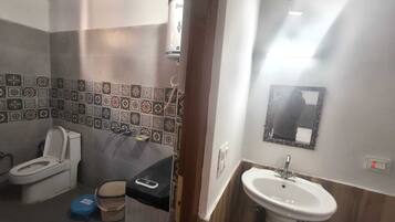 Bathtub, handuk, sabun, dan sampo