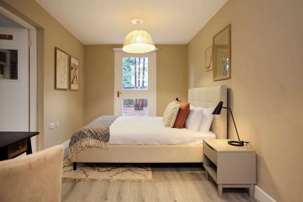 5 bedrooms, desk, WiFi, bed sheets - West of Brick & Bloom (Greater London)