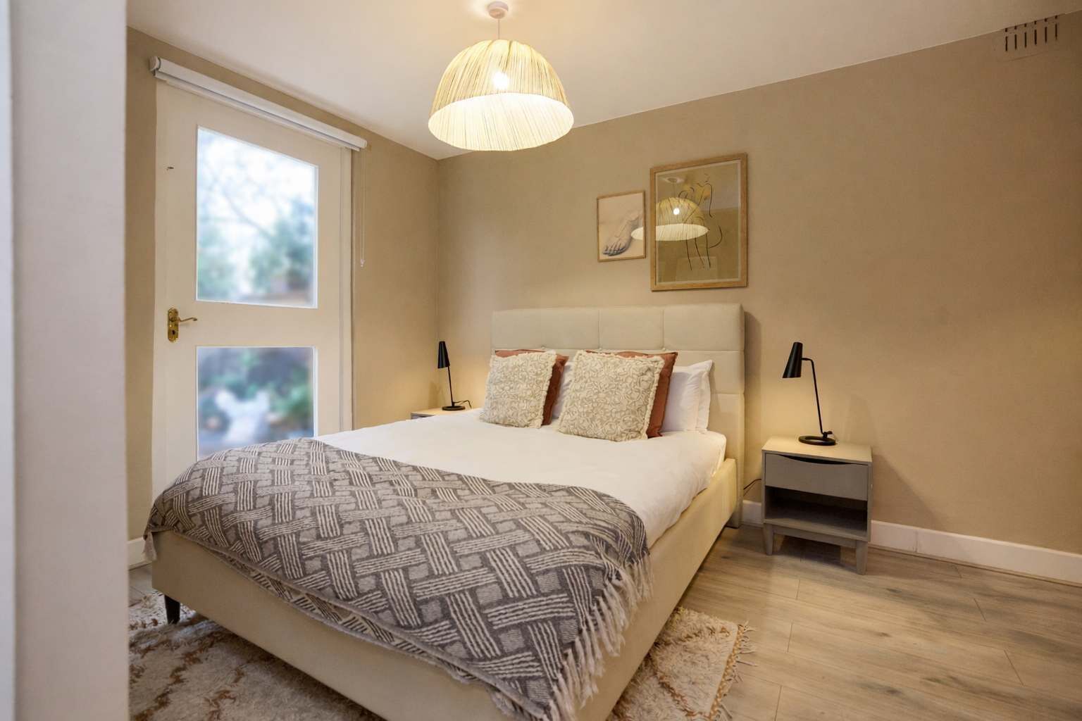 مكتب وواي فاي وملاءات أسرّة