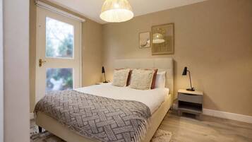 5 bedrooms, desk, WiFi, bed sheets