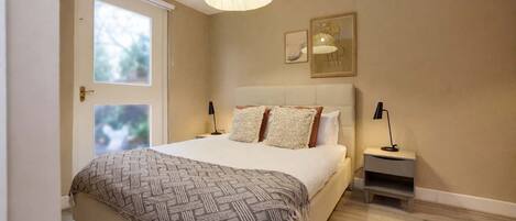 مكتب وواي فاي وملاءات أسرّة