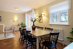 Dining - West of Brick & Bloom (Greater London)