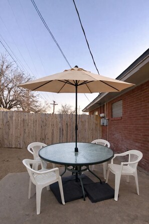 Outdoor dining - Payne Place 2 (Las Cruces)