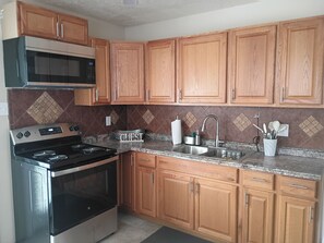 Microwave, oven, stovetop - Payne Place 2 (Las Cruces)