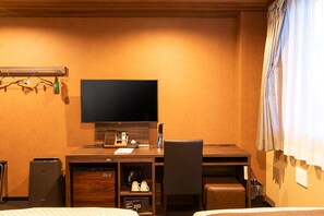 Twin Room, Non Smoking | In-room safe, desk