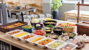 Un bufé con diversas opciones de comida y bebidas.