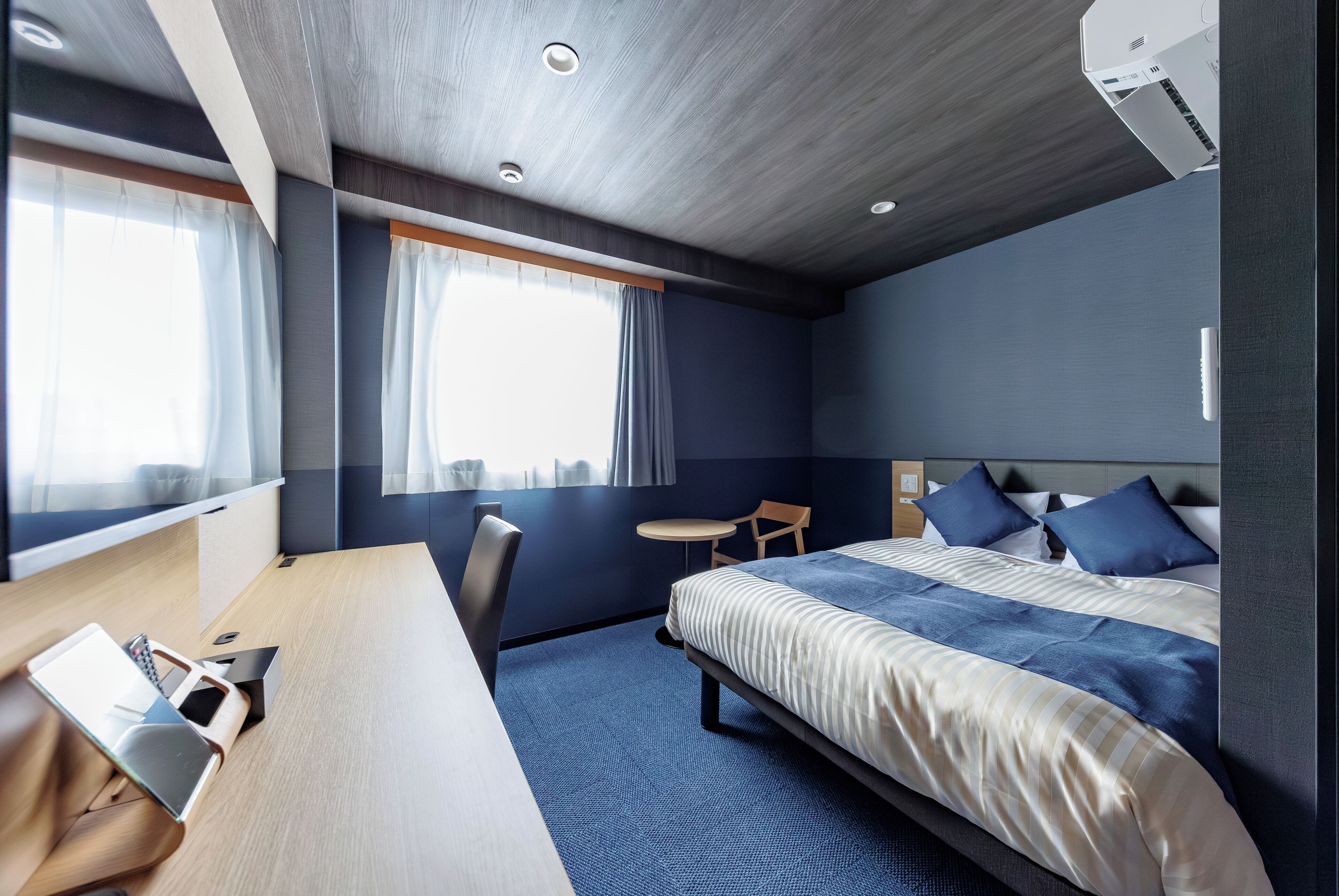 Deluxe Double Room, Non Smoking | In-room safe, desk, laptop workspace, bed sheets