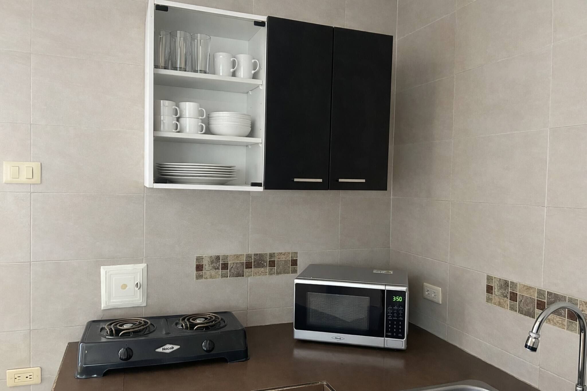 Geladeira, micro-ondas, cafeteira/chaleira