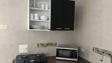 Geladeira, micro-ondas, cafeteira/chaleira