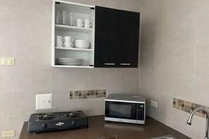 Geladeira, micro-ondas, cafeteira/chaleira
