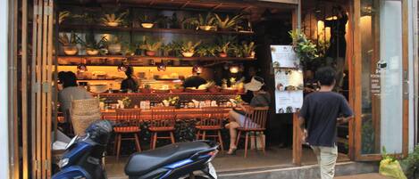 Tempat makan outdoor