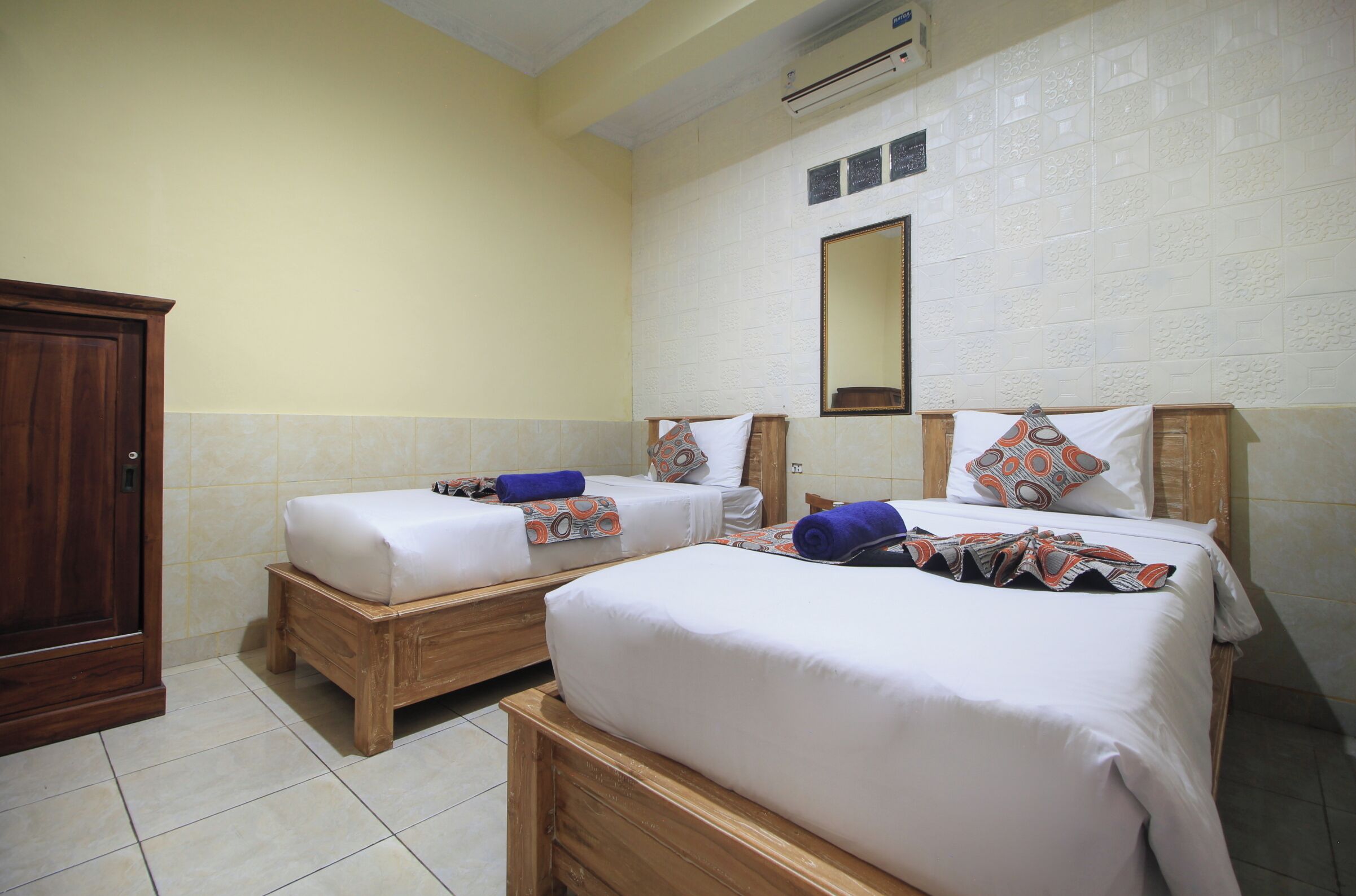 Habitación con 2 camas individuales, balcón | Escritorio, espacio para trabajar con laptop y wifi gratis 