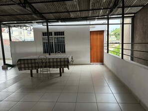 Outdoor dining - Serene 2-bedroom house with AC in Coronel Fabriciano (Coronel Fabriciano)