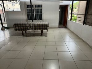 Outdoor dining - Serene 2-bedroom house with AC in Coronel Fabriciano (Coronel Fabriciano)