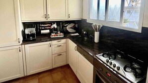 Wasserkocher mit Kaffee-/Teezubehör, Kühlschrank, Mikrowelle, Ofen