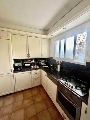 Coffee/tea maker, fridge, microwave, oven - OHANA, quiet  near the sea (Cannes)