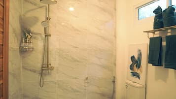 Ducha, pantuflas, toallas, jabón