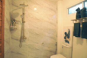 Deluxe-Zweibettzimmer | Badezimmer | Dusche, Hausschuhe, Handtücher, Seife