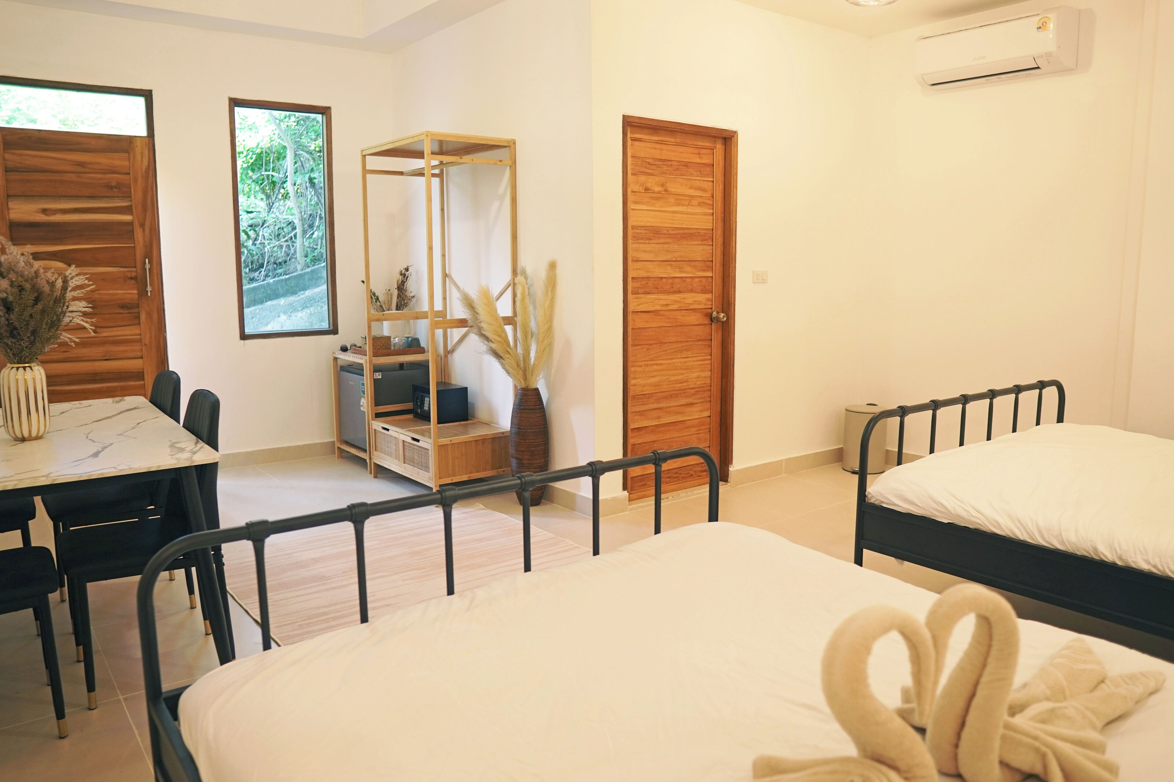 Tomannsrom – deluxe | Safe på rommet, blendingsgardiner og strykejern/-brett